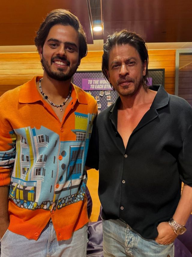 Shah Rukh Khan and Nitish Rana pose for a perfect picture